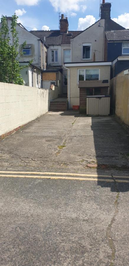Swindon Home From Home 2 - Entercloud9Sa Exterior photo
